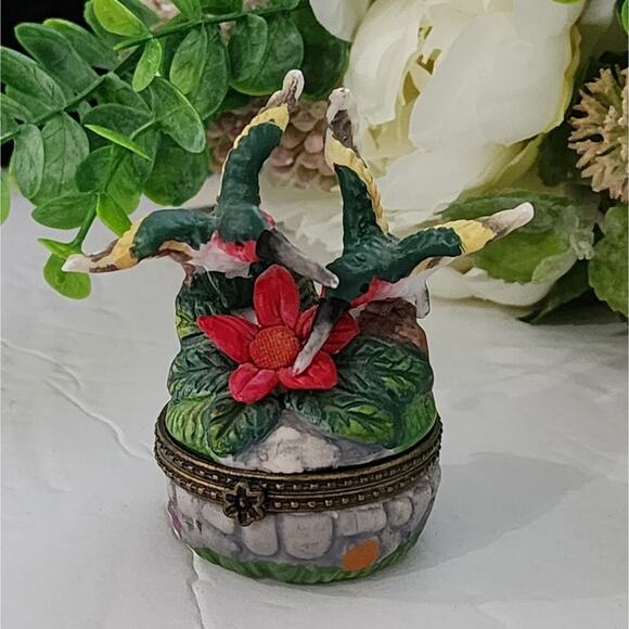 Gorgeous Porcelain Limoges‎ Style Hummingbird Trinket jewelery Box - Picture 2 of 6